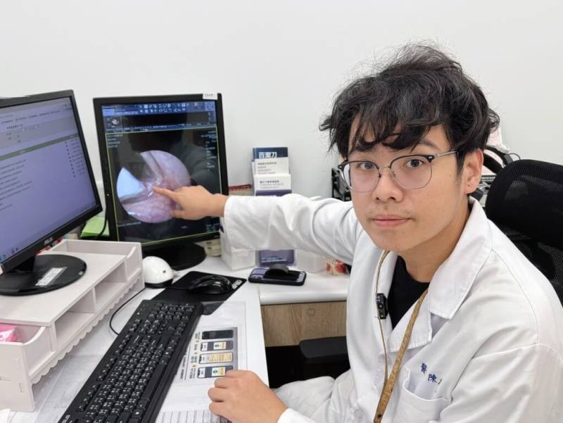 高雄秀傳紀念醫院耳鼻喉科醫師陳志昊（圖）運用「內視鏡導引聲帶注射手術」治癒病患沙啞狀況，他指出，透過內視鏡使用細針精準注射類固醇進入聲帶病灶，緩解局部發炎症狀，治療過程約15分鐘。（高雄秀傳醫院提供）