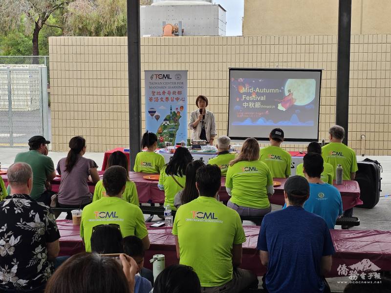 聖地牙哥北郡華語文學習中心主任黃玲玲致歡迎詞