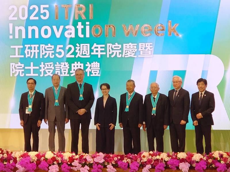 米玉傑獲選工研院院士　自許專業能力轉化為產業價值
2025/9/15 17:45（9/15 18:21 更新）
台積電執行副總經理暨共同營運長米玉傑（左3）獲選工研院院士，15日出席院士授證典禮。