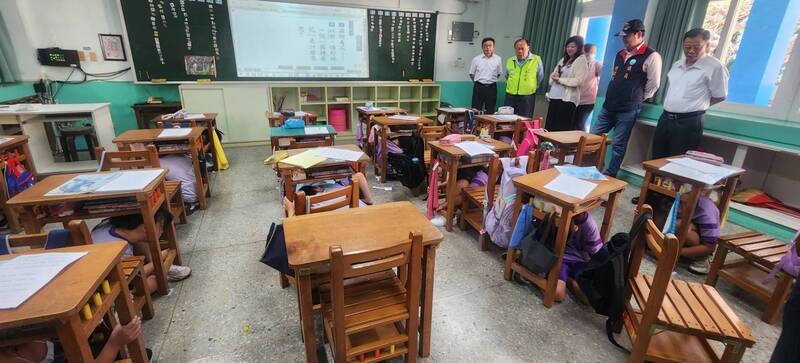 澎湖縣政府辦理國家防災日示範演練，16日在馬公中興國小辦理全縣觀摩演練，縣長陳光復（左2）等人實地了解學童在防震防災中的避難作為。