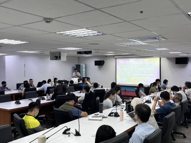 邀請法務部廉政署肅貪組邱智宏組長講授《公益揭弊者保護法》，與會同仁均仔細聽講