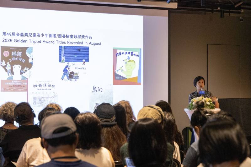 法國國家兒童文學中心教育推廣部負責人貝貢齊（Agnès_Bergonzi）擔任2025臺法文化工作坊首場與談人，分享法國近幾年繪本發展趨勢及類型的變化。