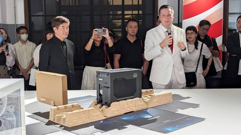 「紅點設計獎巡迴特展：『台灣當代設計』」共計展出實體46件、數位131件作品，將在台北松山文創園區的台灣設計館04展間登場，策展人喬瓦賽克（Jova Zec）（持麥克風者）15日帶領媒體導覽。