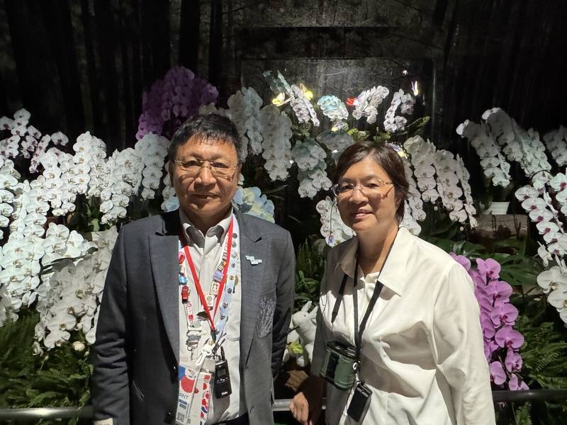 彰化縣長王惠美14日率團訪大阪世博TECH WORLD館，看到台灣蘭花透過奈米技術的處理，把各國的國旗或想呈現的花樣印製在花瓣上，大讚台灣科技島的用心努力