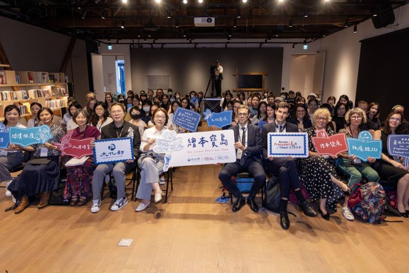 2025臺法文化工作坊「繪本寶島」今明（16、17）兩日分別在臺北、臺南舉辦，文化部政務次長王時思（前排左5）、法國在臺協會主任龍燁（Franck_Paris，前排右5）及臺法兒童文學專家學者等與會貴賓，共同期盼藉由串聯雙方資源，向下扎根全面推廣兒童閱讀。