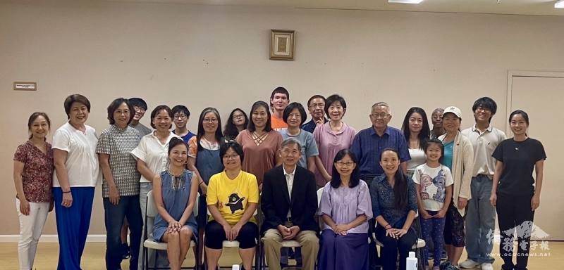 駐邁阿密辦事處僑務秘書黃士聰(前排中)、老師凃清珍(前排右2)、老師鄭淑雯(前排左2)及學員合影