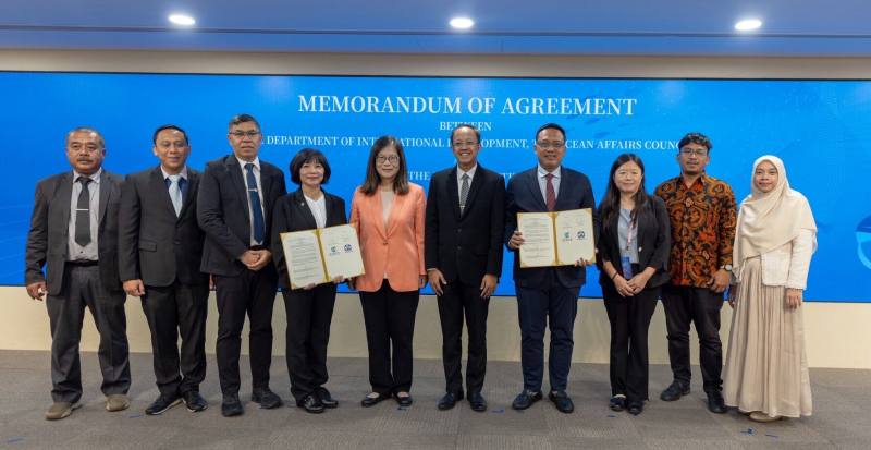 管碧玲主委(左5)、艾吏福代表(右5)、海洋保育署陸曉筠署長(右3)與印尼訪團合影