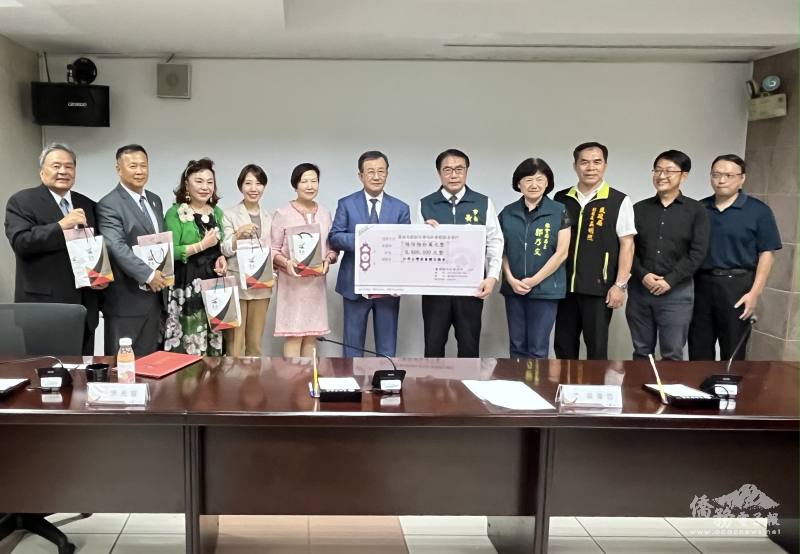 李姸慧(左四)見證世總捐贈臺南市政府0706丹娜絲颱風善款儀式