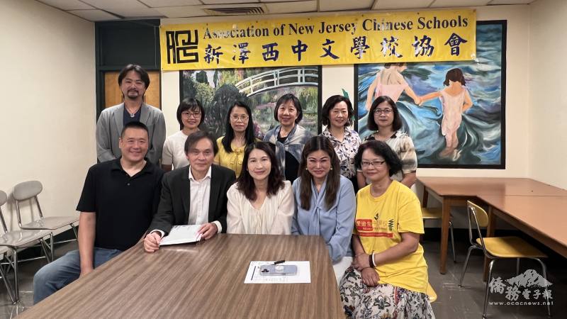 紐約文教中心主任王怡如（前排中）表示，擁有華語文的根基和臺灣文化的滋養，有助提升個人職場競爭力