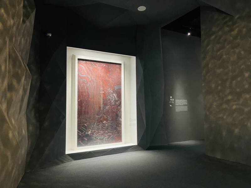 迎賓入口高達290公分的帶狀鐵岩，象徵地球早期從無氧到有氧的重要證據