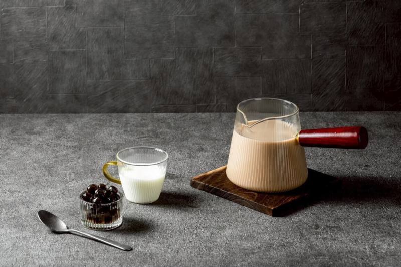 「2025高雄奶茶節」將於20、21日在捷運鹽埕埔站1號出口旁登場，活動集結逾70家奶茶與特色美食品牌。（高雄市觀光局提供）