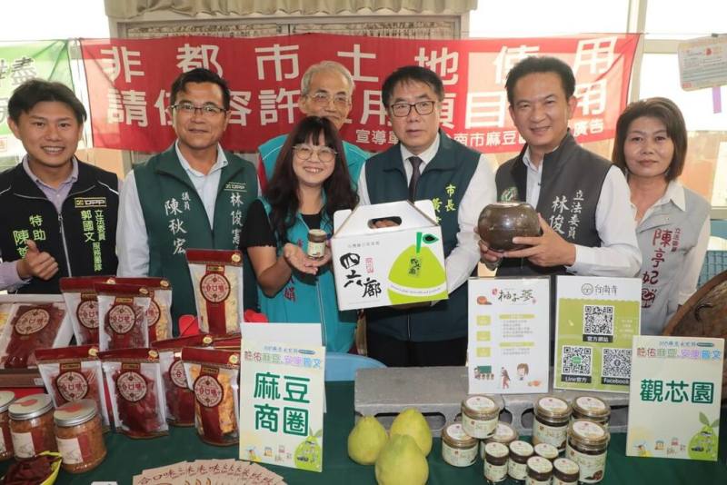 台南市長黃偉哲（右3）16日宣布，2025麻豆文旦節預定9月20日在曾文市政願景園區登場，也請消費者認清品牌。（台南市政府提供）