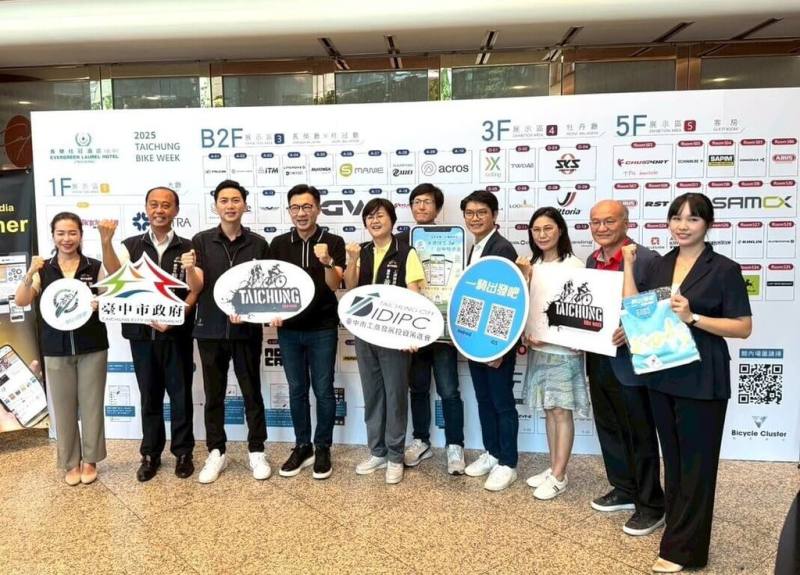 「2025台中自行車週」16日起登場，展出期間結合觀光產業與低碳永續，推廣城市單車旅行APP，立法院副院長江啟臣（左4）出席開幕式。（台中市政府提供）