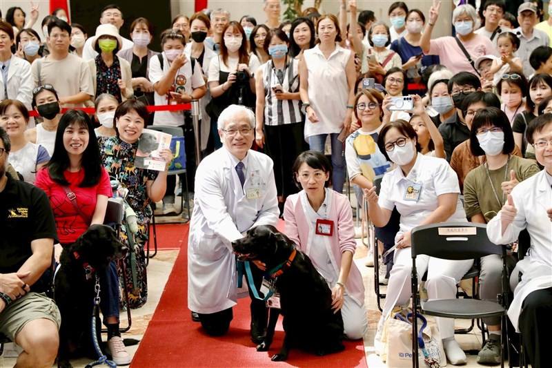 Taipei Veterans General Hospital holds a retirement ceremony for Oba (center), Taiwan’s first hospital-based therapy dog, in Taipei on Tuesday. Photo taken from Taipei Veterans General Hospital's Facebook page