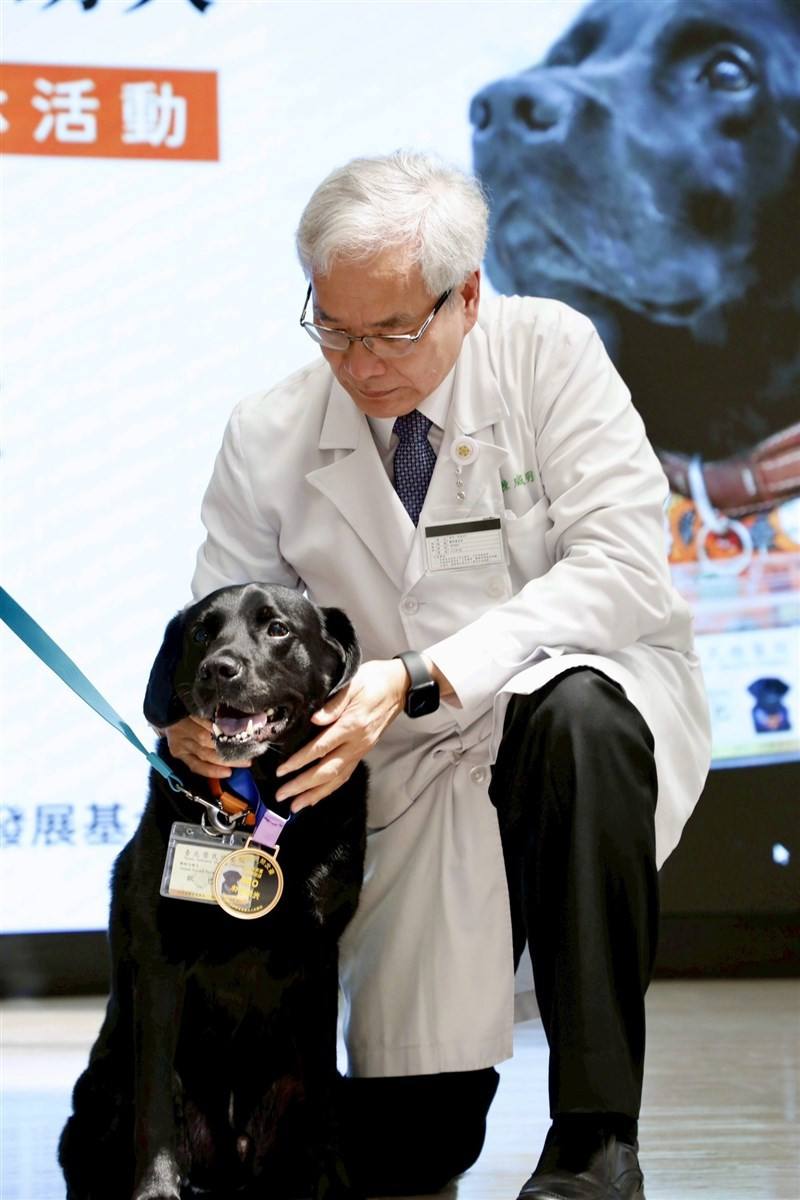 Hospital superintendent Chen Wei-ming with Oba. Photo taken from Taipei Veterans General Hospital's Facebook page