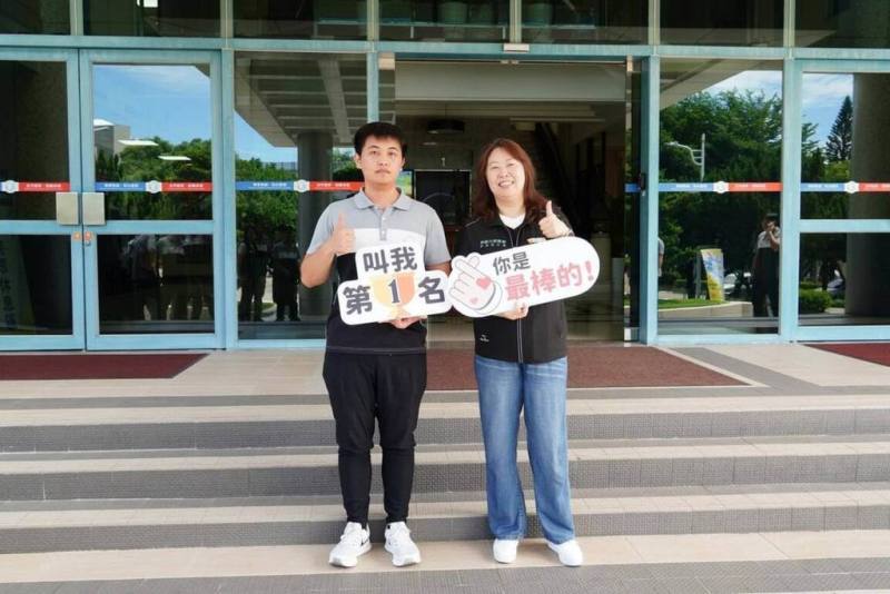 2025年亞洲技能競賽將於11月27日起在台北南港展覽館登場，勞動部勞動力發展署中彰投分署長劉秀貞（右）為取得國手資格的CNC車床職類培訓選手吳德龍（左）加油打氣。（勞動部勞動力發展署中彰投分署提供）