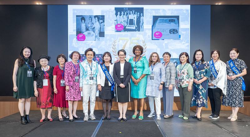 副總統和與會人員合影