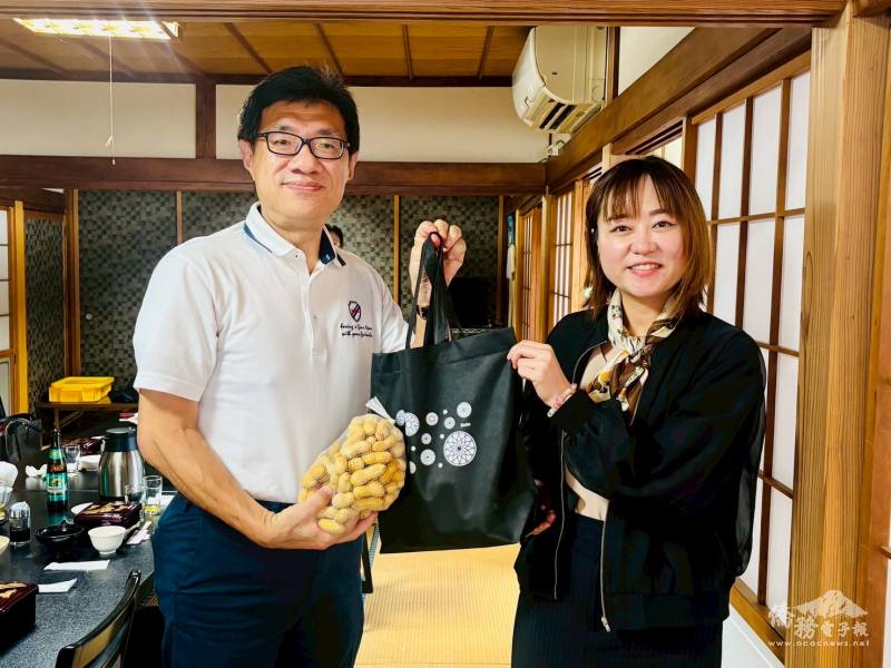 日本千葉臺灣商會會長王育琦(左)致贈紀念品予駐日代表處僑務組副組長李承芸(右)