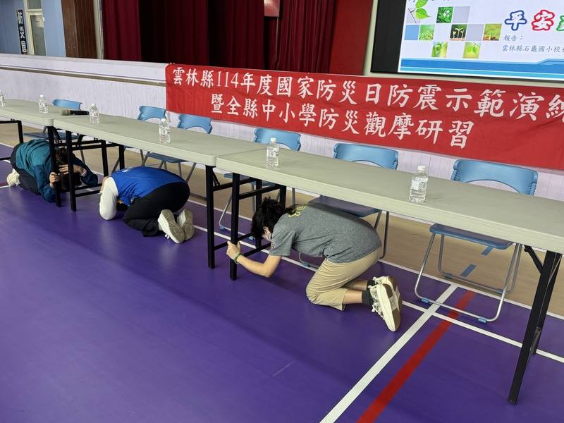 雲林縣府17日舉辦「全縣中小學防災觀摩研習活動」，聚焦防震與災害因應處理措施的觀摩與經驗分享；警報聲響起，縣長張麗善（中）等人就地趴下並尋找掩護