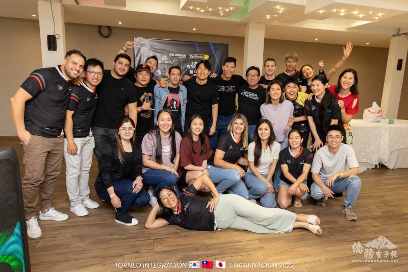 由旅巴拉圭臺日韓裔共同組成的恩市主辦單位團隊，於頒獎晚宴後合影留念