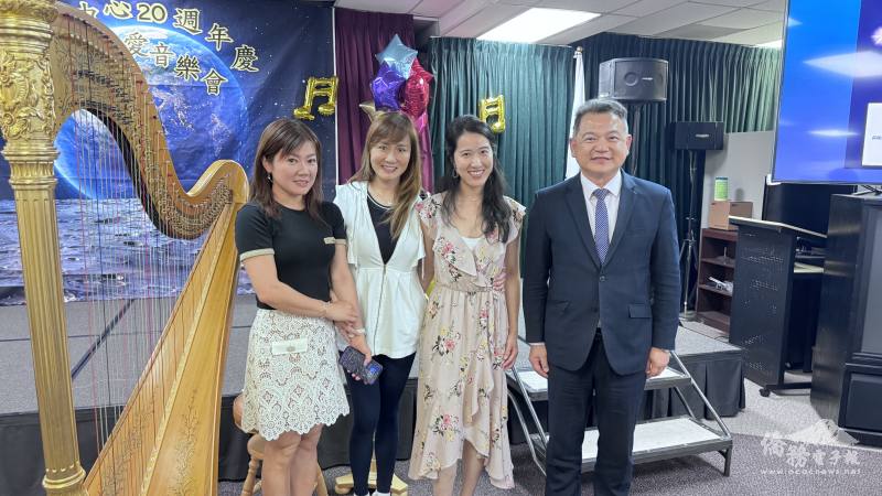 駐洛杉磯辦事處處長紀欽耀（右1）、橙縣文教中心主任蕭蓓如（左1）盛讚豎琴家Tiffany Wu（右2）的音樂才華