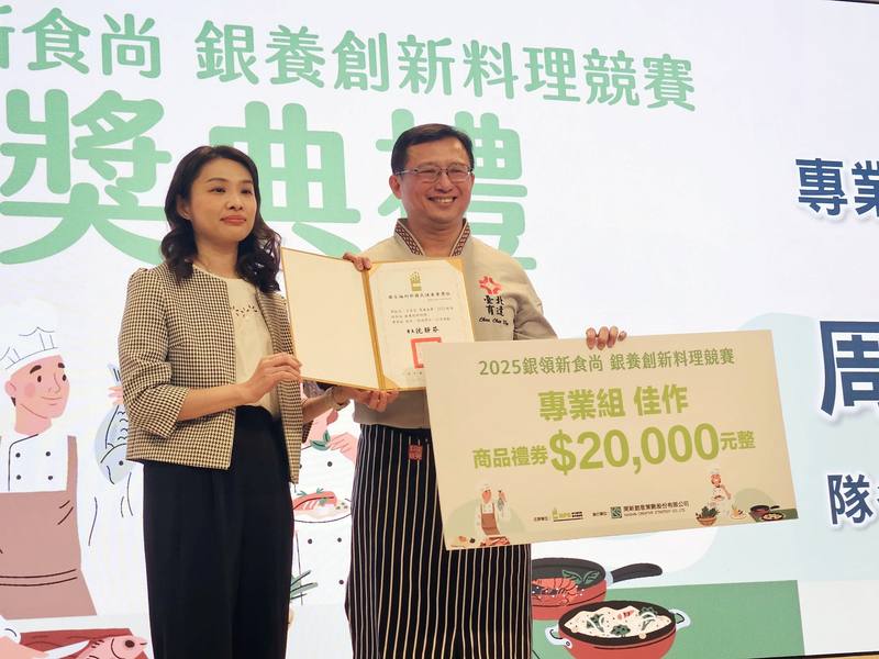 衛生福利部國民健康署舉辦「銀領新時尚 銀養創新料理競賽」，今年專業組迎來餐飲業界的重量級人物，分別是資深國宴主廚周振文與名廚古來文。周振文（右）17日出席頒獎典禮並表示，這次是兩人睽違30年再次參與廚藝競賽，挑戰軟食力
