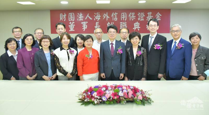 與會貴賓合影，前排左3起為林寶惜、僑委會副委員長李姸慧、徐佳青、侯立洋、金管會副主委莊琇媛、銀行局局長童政彰及中央存款保險公司董事長黃天牧