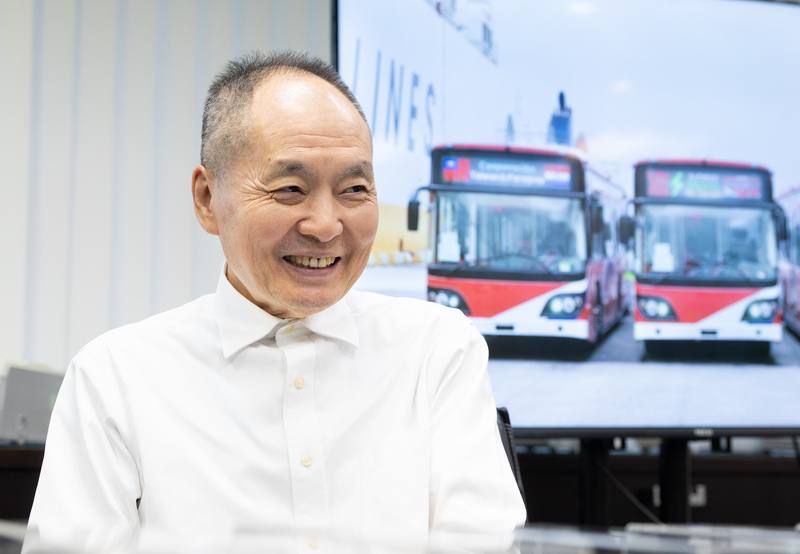 成運董事長吳定發（圖）說，2022年起成運不再生產柴油巴士，終結24年的柴油巴士產線，今年成運屏東廠每年已可生產1000輛電動巴士，搭配零配件產線，因應台灣電巴市場需求