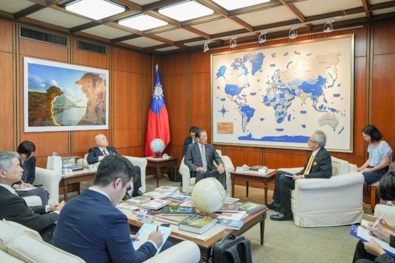 外交部政務次長吳志中（右）與隅修三會長（左）交換意見