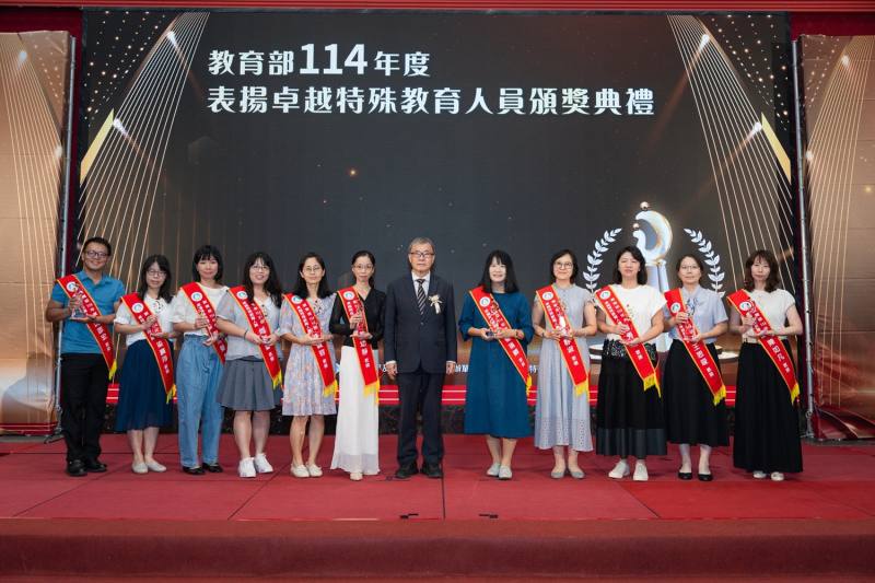 鄭英耀部長與得獎人合影