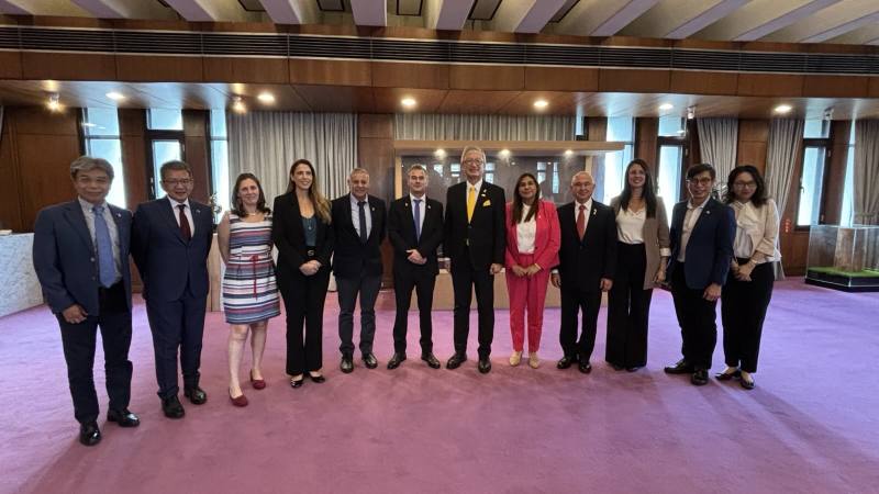 外交部政務次長吳志中與訪團及與宴貴賓合影