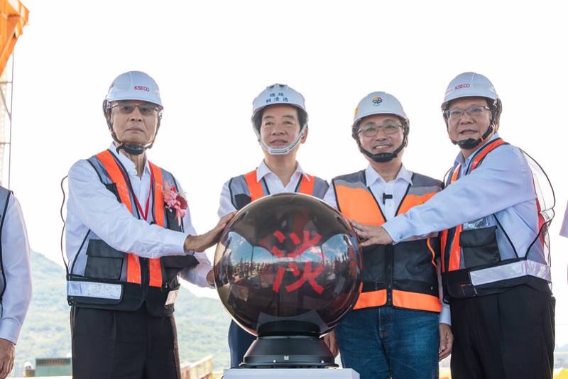 總統與現場貴賓一同進行合龍啟動儀式，見證鋼梁節塊吊升，淡江大橋全橋閉合