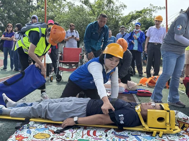 雲林縣府17日舉辦「全縣中小學防災觀摩研習活動」，縣長張麗善（中）參與演練，協助傷者檢傷
