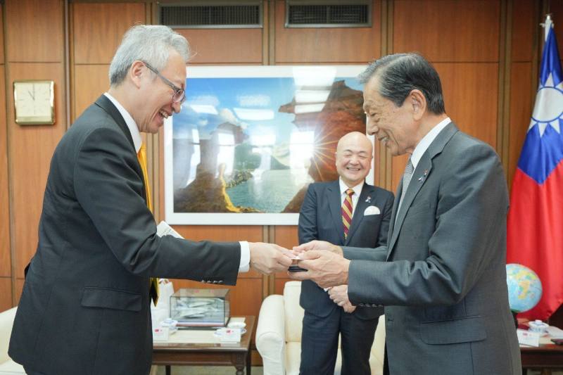 外交部政務次長吳志中（左）歡迎日本台灣交流協會隅修三會長（右）來訪