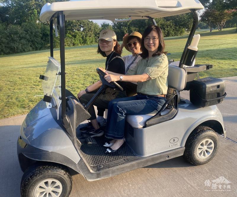 休士頓文教中心主任王盈蓉（右）副主任房亭妤（左）僑務委員王寶玲（中）前來支持活動