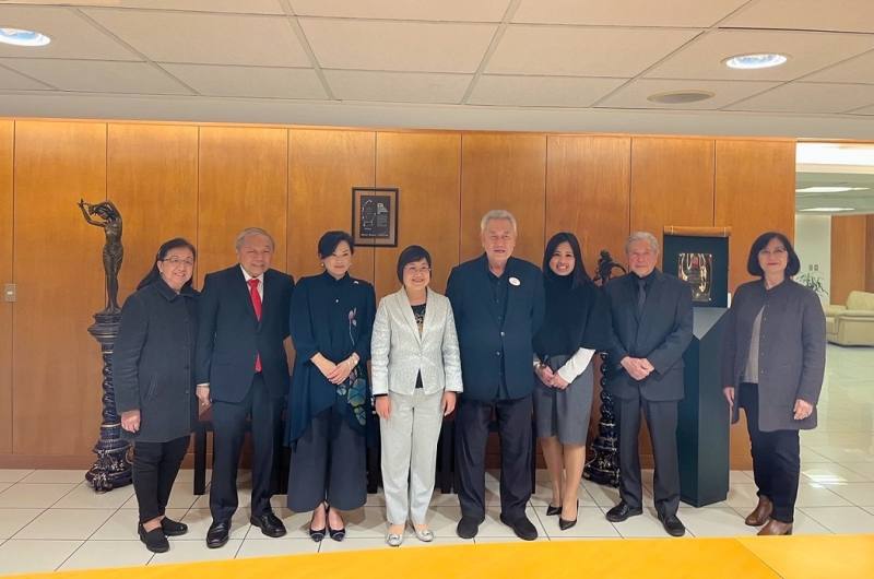 張幼慈代表陪同僑委會徐佳青委員長拜會秘華協會黃璐會長(右四)合影，該會高偉安副會長(左2)