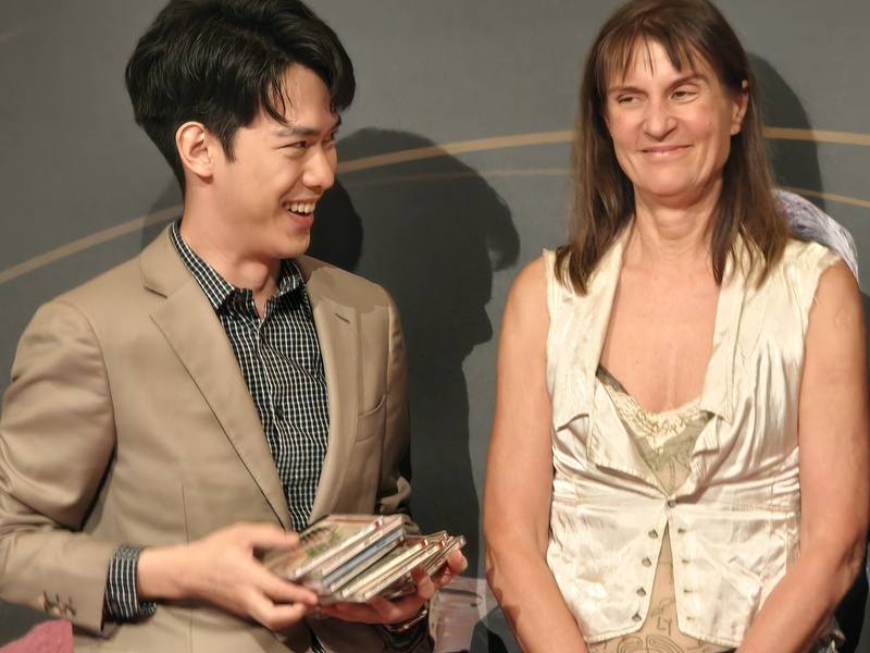 俄羅斯小提琴家穆洛娃（Viktoria Mullova）（右）與NSO國家交響樂團合作，將帶來大賽得獎之作西貝流士「小提琴協奏曲」。台灣小提琴家林品任（左）17日在記者會上透露，穆洛娃是他從小以來的音樂偶像，特別帶了多張珍藏專輯索取簽名