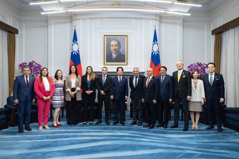 總統與訪賓一行合影