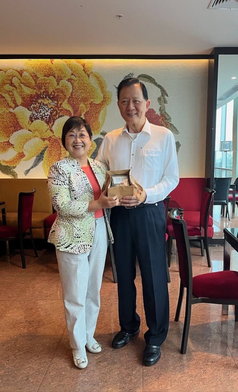 徐委員長與旅秘鄧前僑務顧問伯良合影