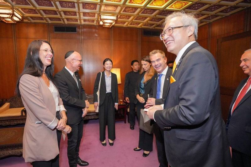 外交部政務次長吳志中（右二）迎接主席杜伯斯基（Boaz Toporovsky，右三）、資深國會議員希閣蔓（Michal Shir Segman，右四）及議員羅本茉希（Yael Ron Ben Moshe，左一）等訪賓