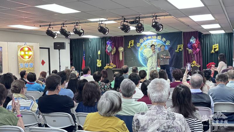 主持人喊出「一個燈、兩個燈、三個燈、四個燈、五個燈！」，引起全場歡呼