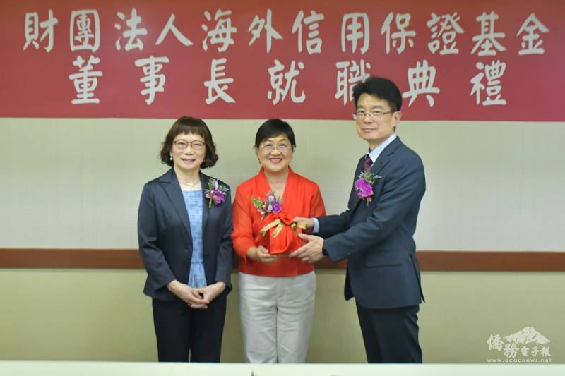僑委會委員長徐佳青（中）監交海外信保基金董座交接，將印信由卸任董事長林寶惜（左）移交給新任董事長侯立洋（右）