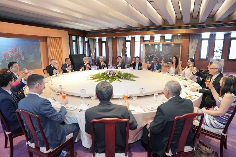 外交部政務次長吳志中邀請主席杜伯斯基（Boaz Toporovsky）等訪賓及與宴貴賓共同舉杯歡慶台以友好