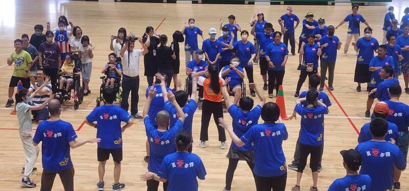 澎湖縣體育會舉辦「114年運動i台灣2.0－身心障礙趣味活動」，17日在多功能綜合體育館登場，身障朋友在歡笑中活動筋骨、增進協調性