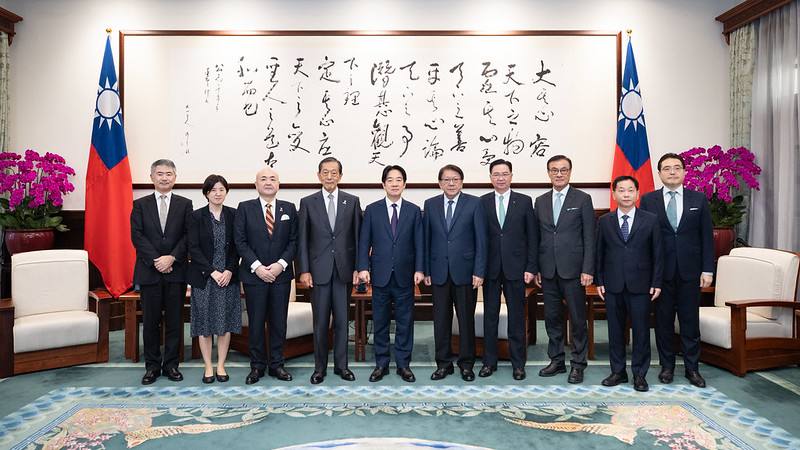 總統與訪賓一行合影