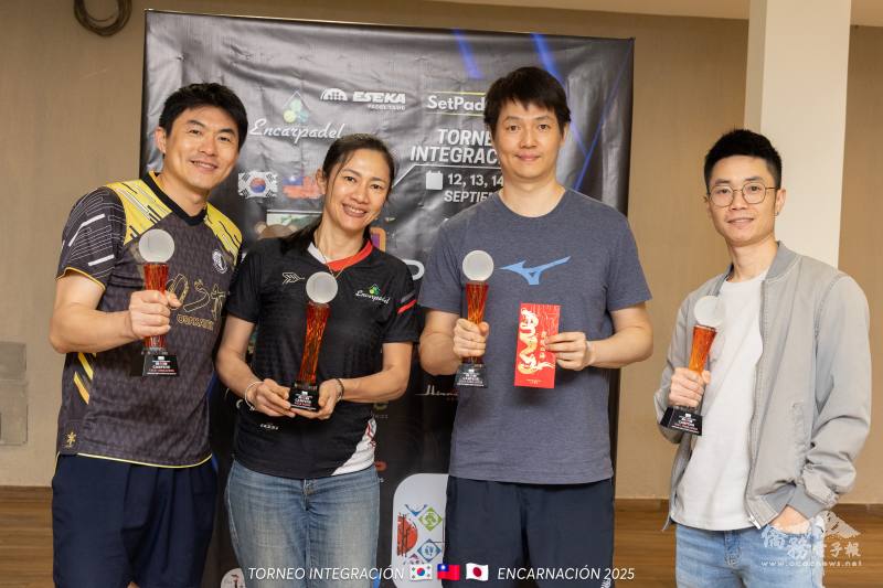 四位臺裔選手於本場賽事奪下冠軍獎盃（由左至右：男子B組陳亮銘、女子B祖孫冰君、男子B組劉彥辰，及男子C組黃新）