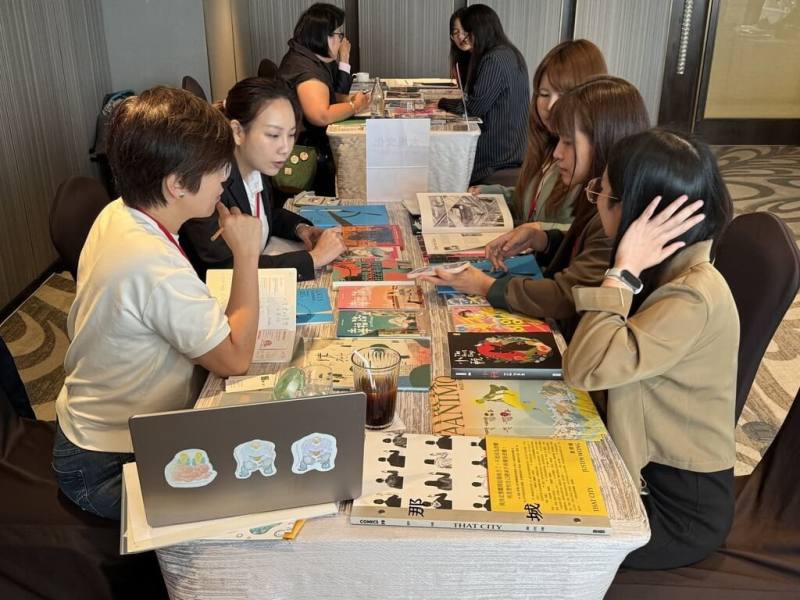 文化內容策進院今年分別前進日本東京與泰國曼谷，邀請台灣漫畫、條漫平台、版權代理等業者，將具有海外市場發展潛能、跨域發展、改編潛力的台灣原創作品，推介給漫畫相關領域的日、泰業者。（文策院提供）