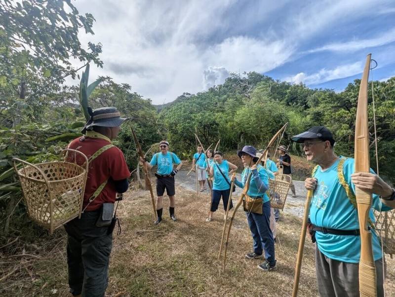 弘道老人福利基金會推「離家出走」計劃，邀熟齡朋友跨出日常、探索自我，一群50到76歲的長輩來到花蓮豐濱高山森林基地，體驗部落生活與文化，感受土地溫度。（弘道老人福利基金會提供）