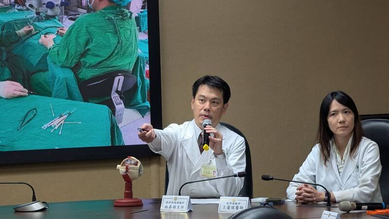 台北榮總視網膜科主任林泰祺（左）、病理檢驗部醫師王蕾琪（右）合作研究，突破學界過往對黃斑部皺褶的病理認識，成功登上國際頂尖的美國眼科醫學會期刊「American Academy of Ophthalmology」