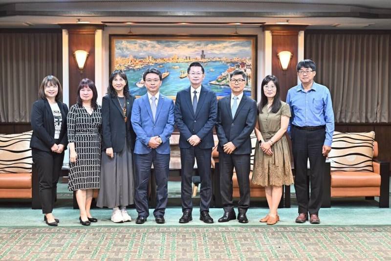 高雄市政府與文藻外語大學合作，共促高等教育國際交流，文藻副校長林耀堂（左4）等人17日拜會高雄市政府，分享最新交流進度。（高雄市行政暨國際處提供）